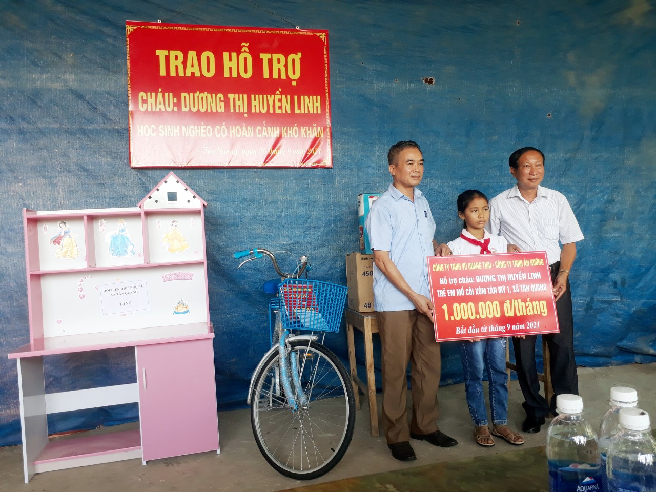 Công ty TNHH Quang Thái và CT TNHH Ân Hường trao quà cho cháu Dương Thị Huyền Linh 