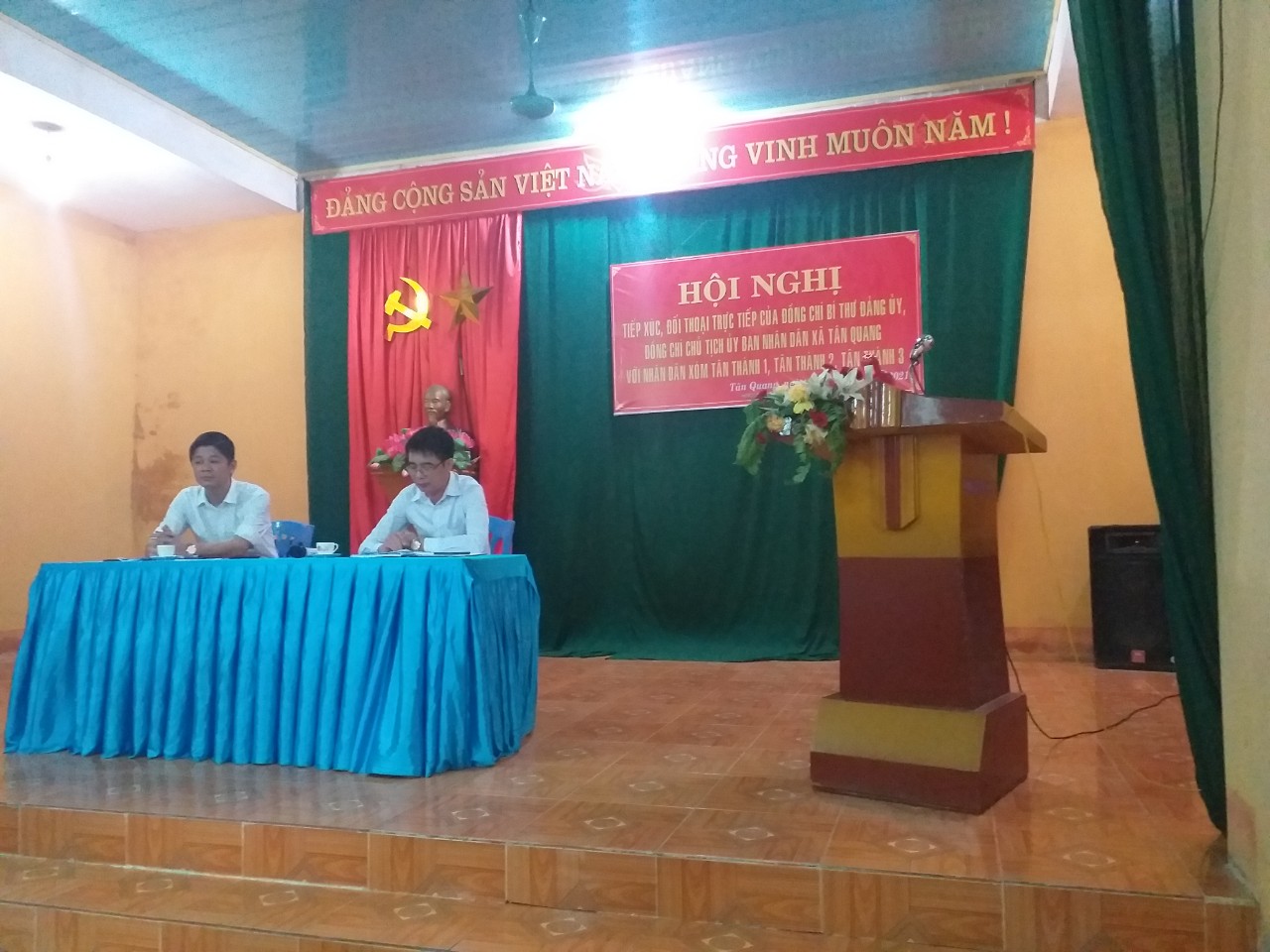 Đồng chí Dương Văn Đức - BT ĐU và đồng chí Nguyễn Thế Anh - CT UBND xã trả lời các ý kiến tại hội nghị